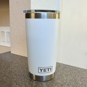Yeti Rambler - 20 oz tumbler with lid